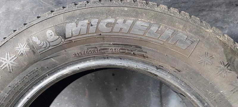 Гуми Зимни 215/65R16, снимка 5 - Гуми и джанти - 35607868