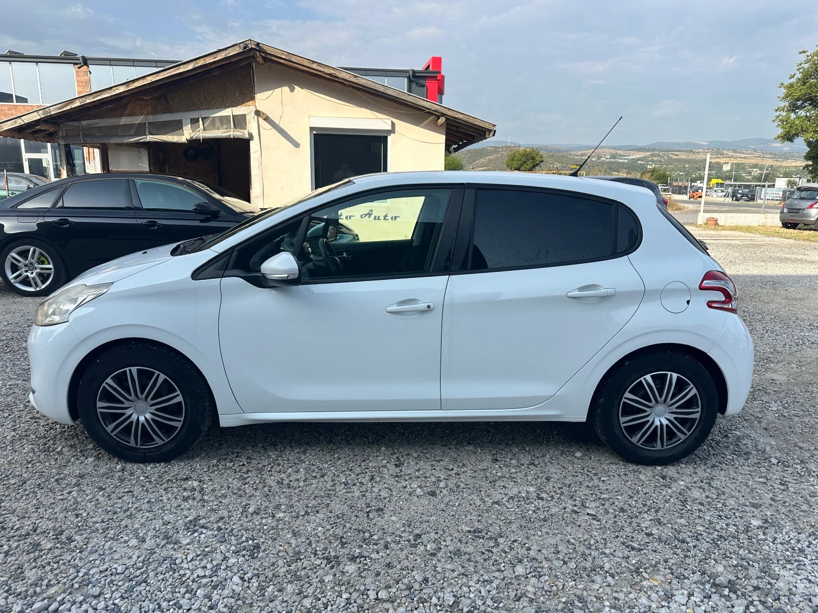 Peugeot 208 1.4 HDI РЕГИСТРИРАНА , снимка 2 - Автомобили и джипове - 55957369