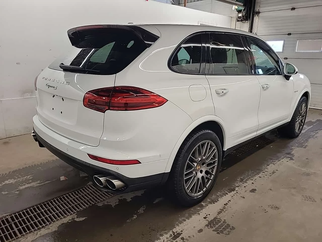 Porsche Cayenne S E-Hybrid AWD | PANO | KEYLESS | 2 КЛЮЧА - изображение 3