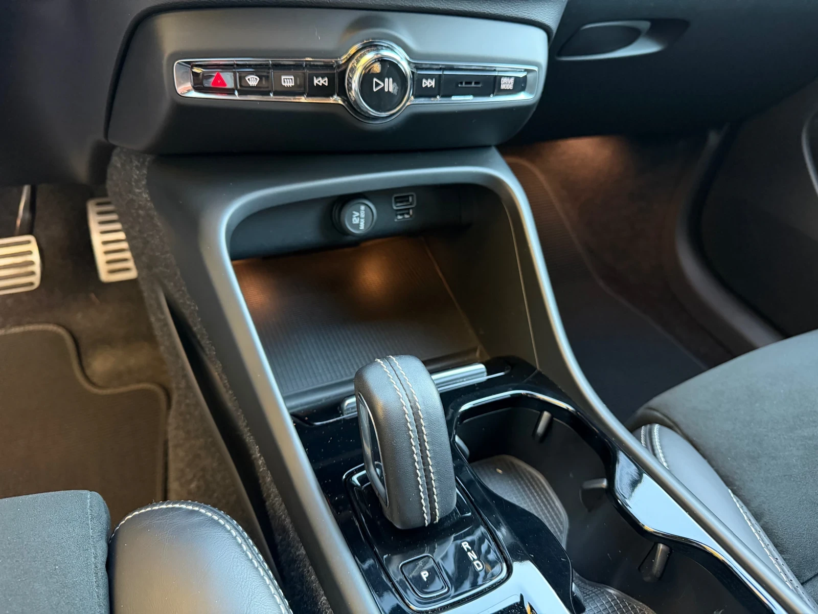 Volvo XC40 2.0D3* R-design* Ambient* FULL, снимка 10 - Автомобили и джипове - 56349333