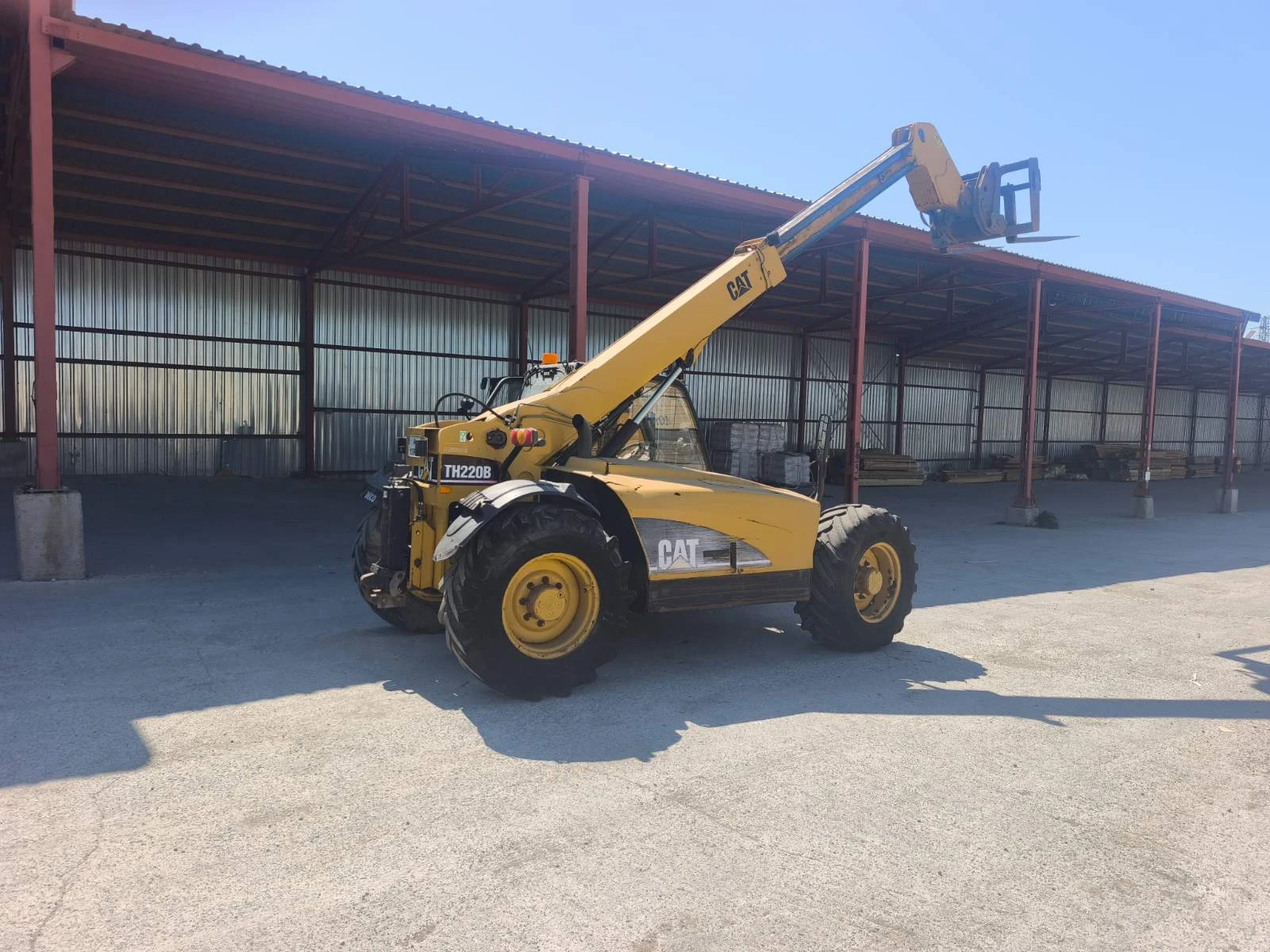 Челен товарач Caterpillar TH220B