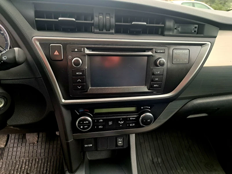 Toyota Auris 1.33 i 101 кс. 6 ск., снимка 11 - Автомобили и джипове - 50942213