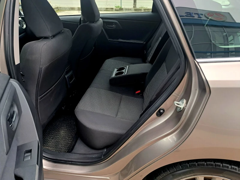 Toyota Auris 1.33 i 101 кс. 6 ск., снимка 5 - Автомобили и джипове - 50942213