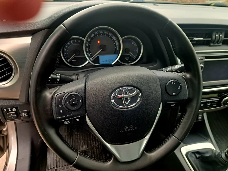 Toyota Auris 1.33 i 101 кс. 6 ск., снимка 9 - Автомобили и джипове - 50942213