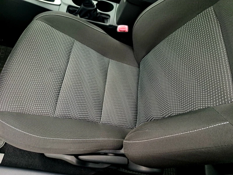 Toyota Auris 1.33 i 101 кс. 6 ск., снимка 8 - Автомобили и джипове - 50942213