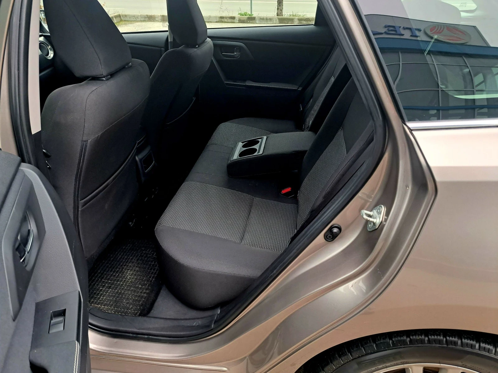 Toyota Auris 1.33 i 101 кс. 6 ск. - изображение 5