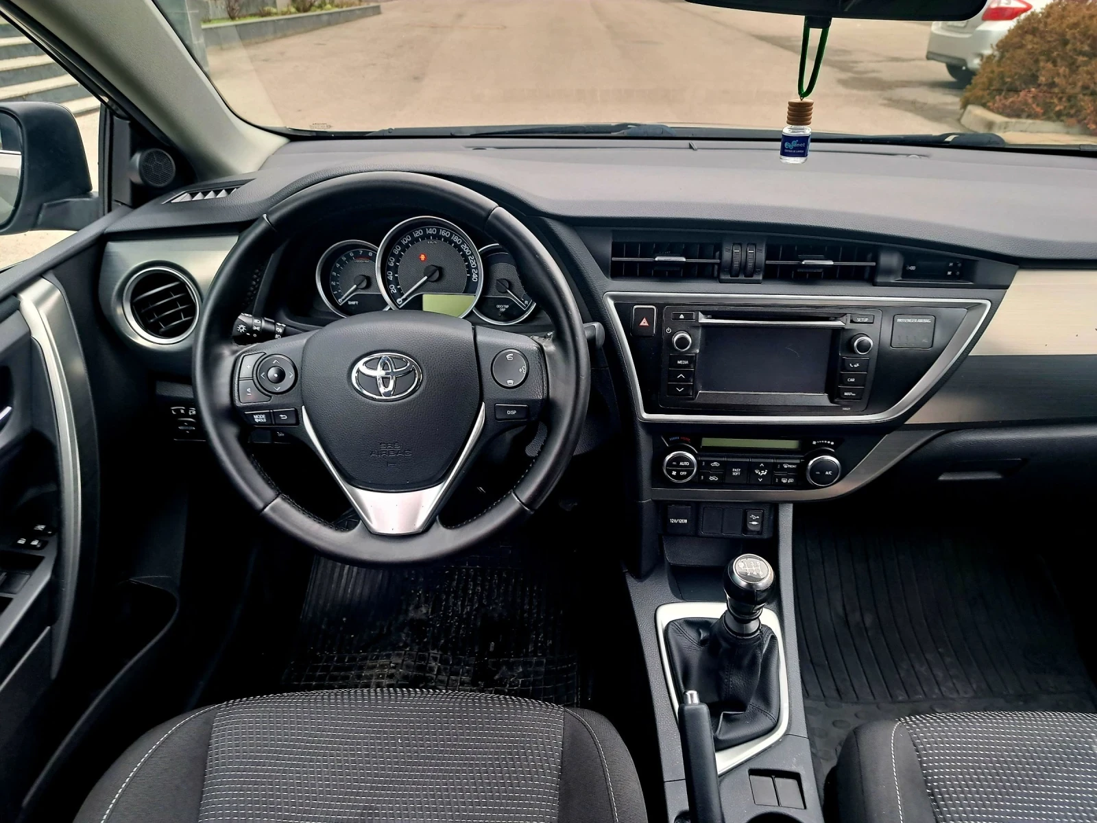 Toyota Auris 1.33 i 101 кс. 6 ск. - изображение 6