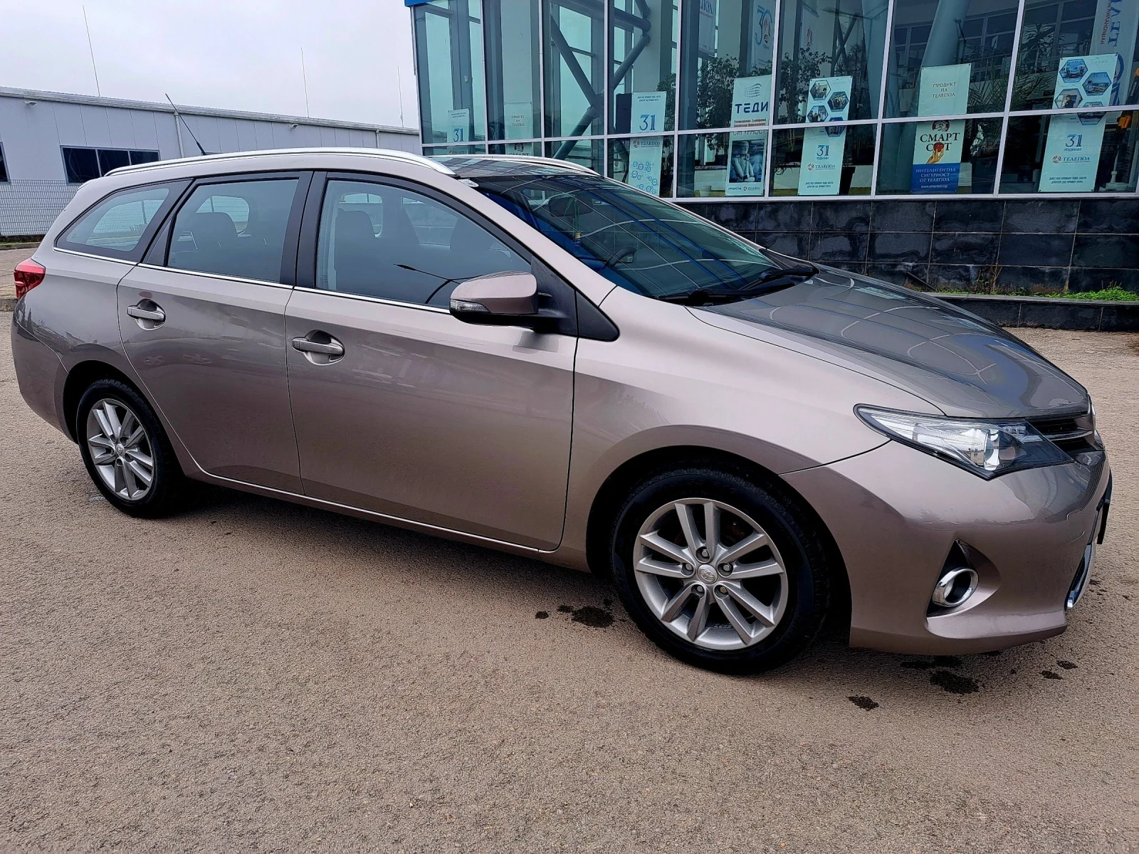 Toyota Auris 1.33 i 101 кс. 6 ск. - изображение 2