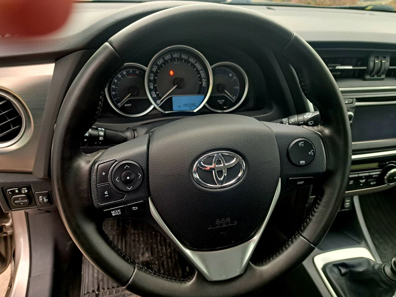 Toyota Auris 1.33 i 101 кс. 6 ск. - изображение 9