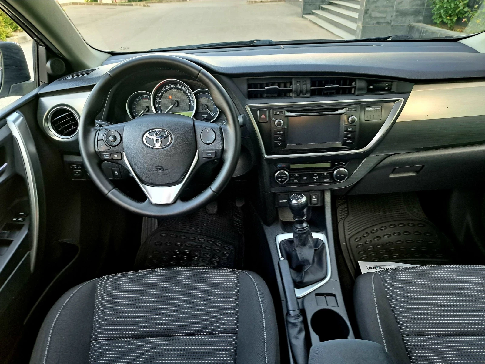 Toyota Auris 1.33 i 101 кс. 6 ск. - изображение 7