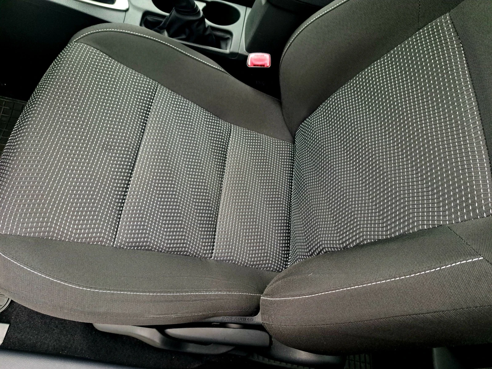 Toyota Auris 1.33 i 101 кс. 6 ск. - изображение 8