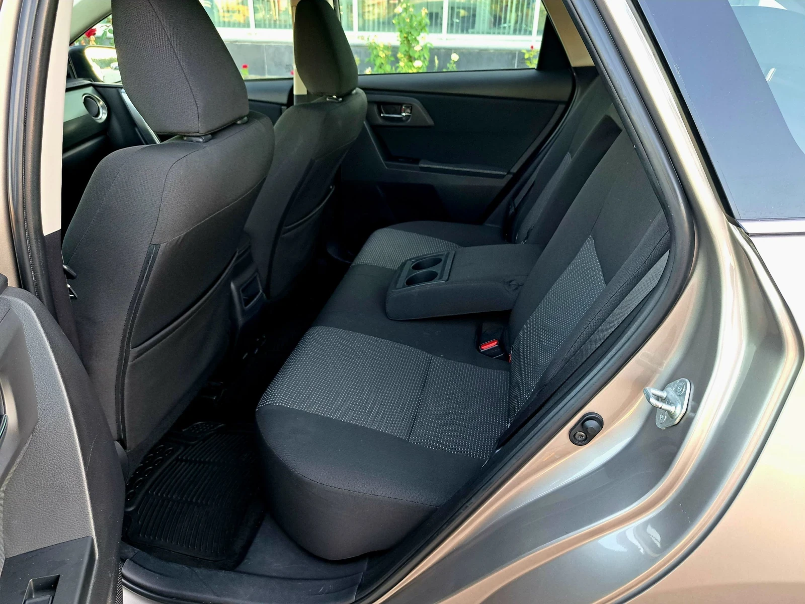 Toyota Auris 1.33 i 101 кс. 6 ск. - изображение 6