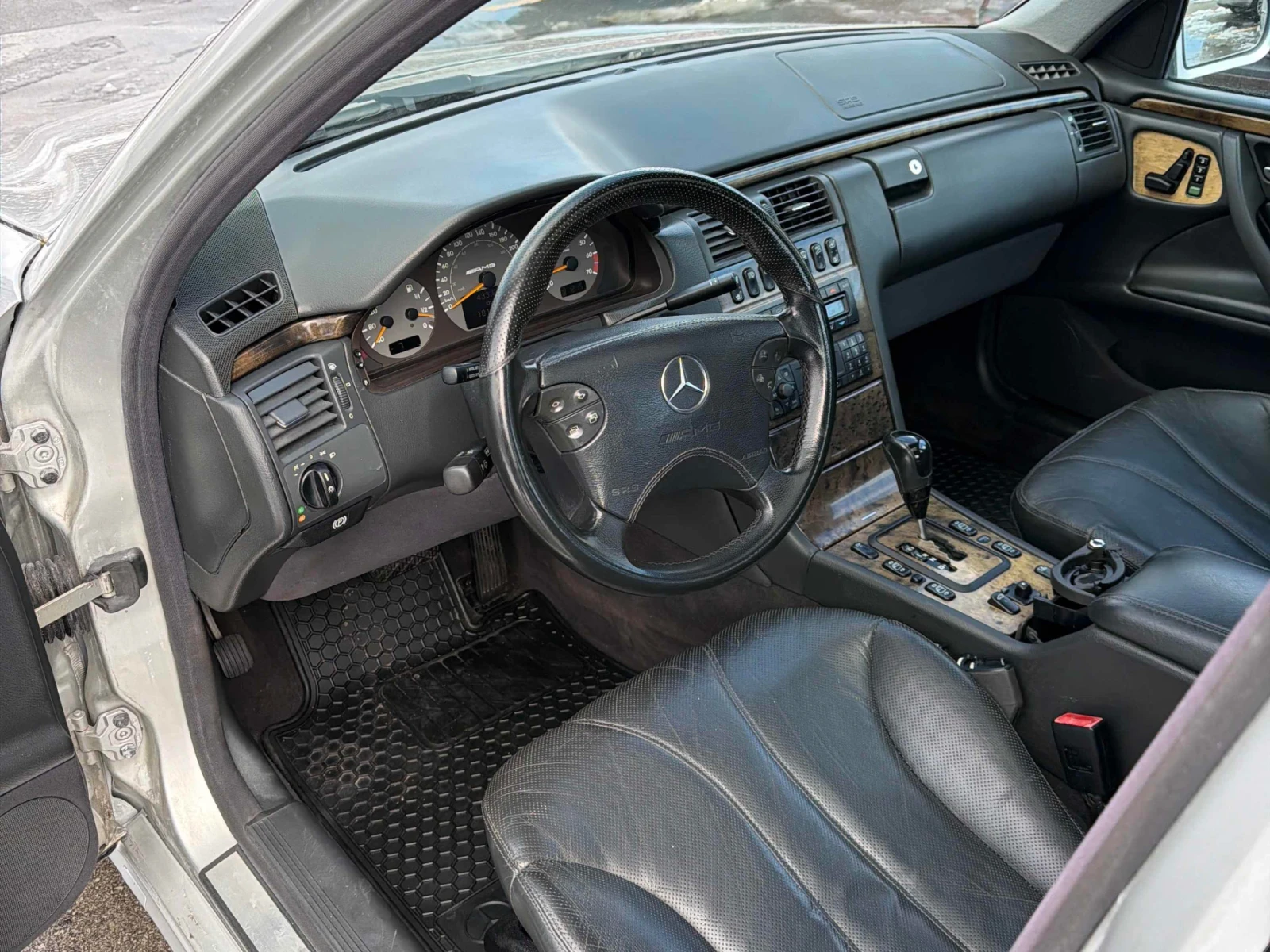 Mercedes-Benz E 55 AMG ПОДГРЕВИ * ПАМЕТ * ШИБИДАХ * CARFAX * , снимка 6 - Автомобили и джипове - 54114487