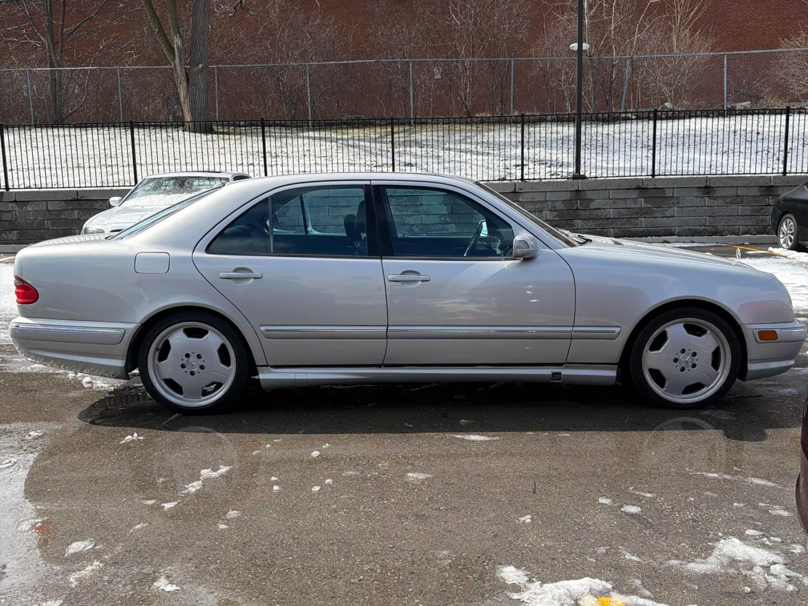 Mercedes-Benz E 55 AMG ПОДГРЕВИ * ПАМЕТ * ШИБИДАХ * CARFAX * , снимка 3 - Автомобили и джипове - 54114487