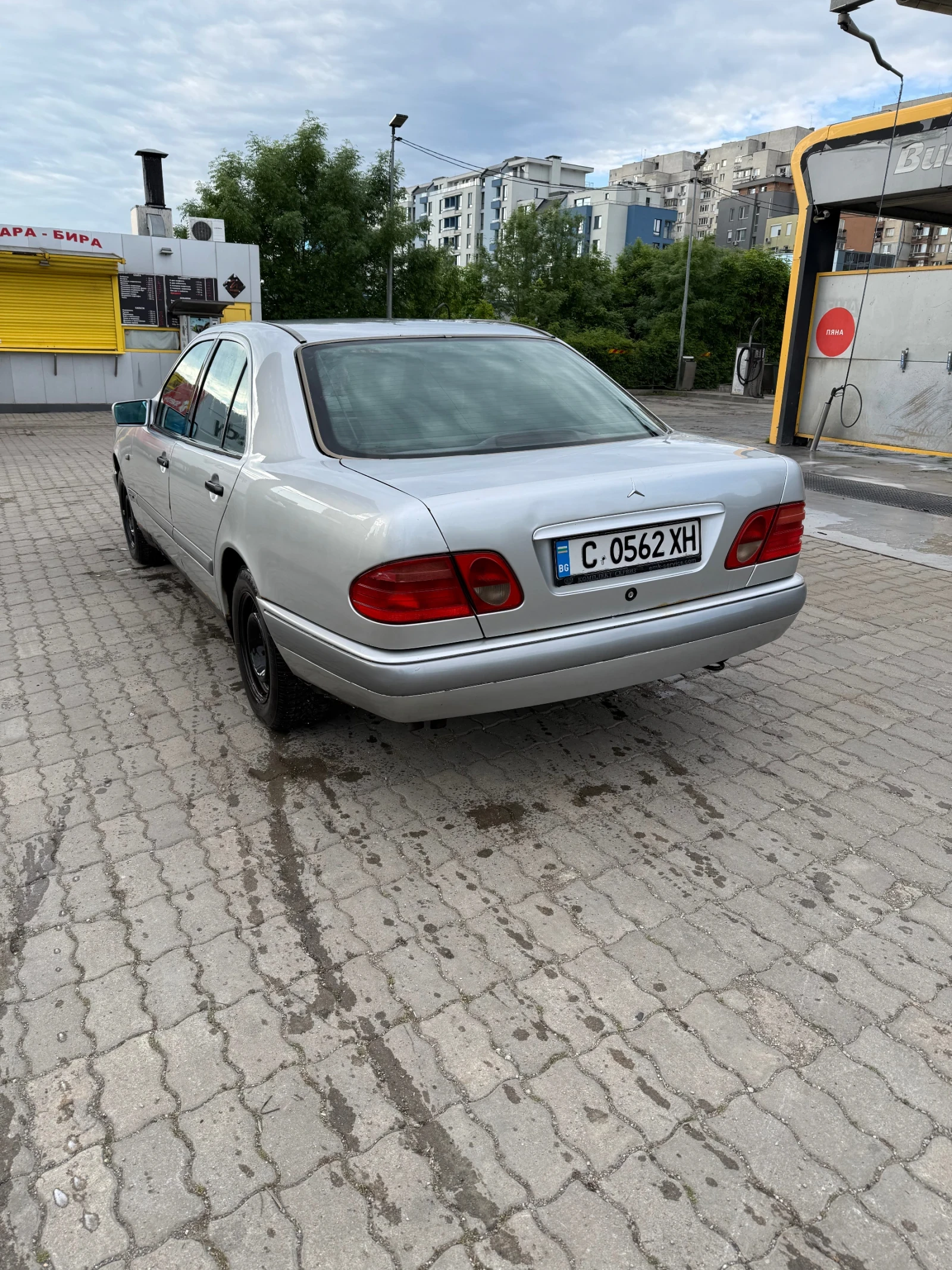 Mercedes-Benz E 220, снимка 3 - Автомобили и джипове - 54570420