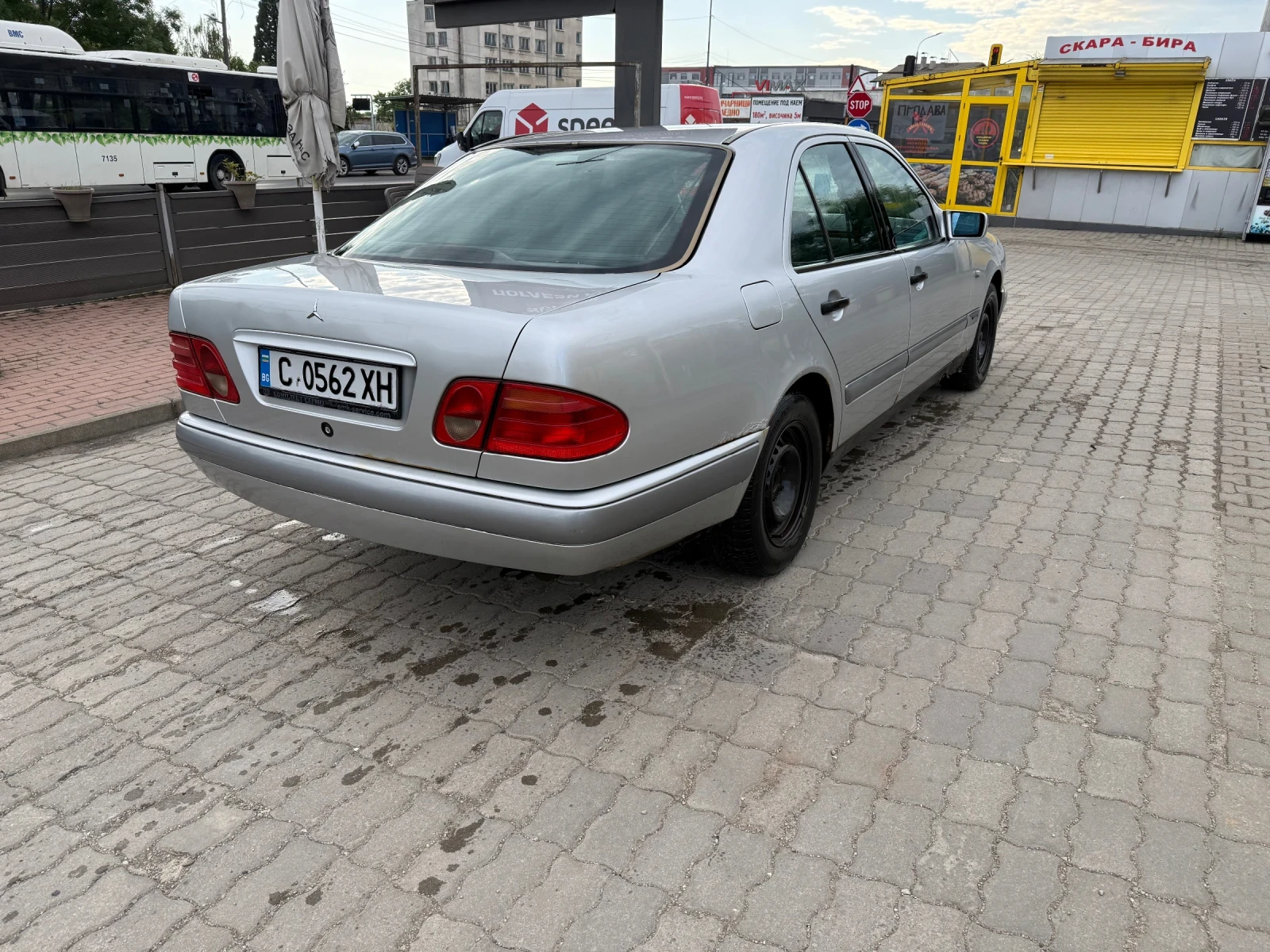 Mercedes-Benz E 220, снимка 4 - Автомобили и джипове - 54570420