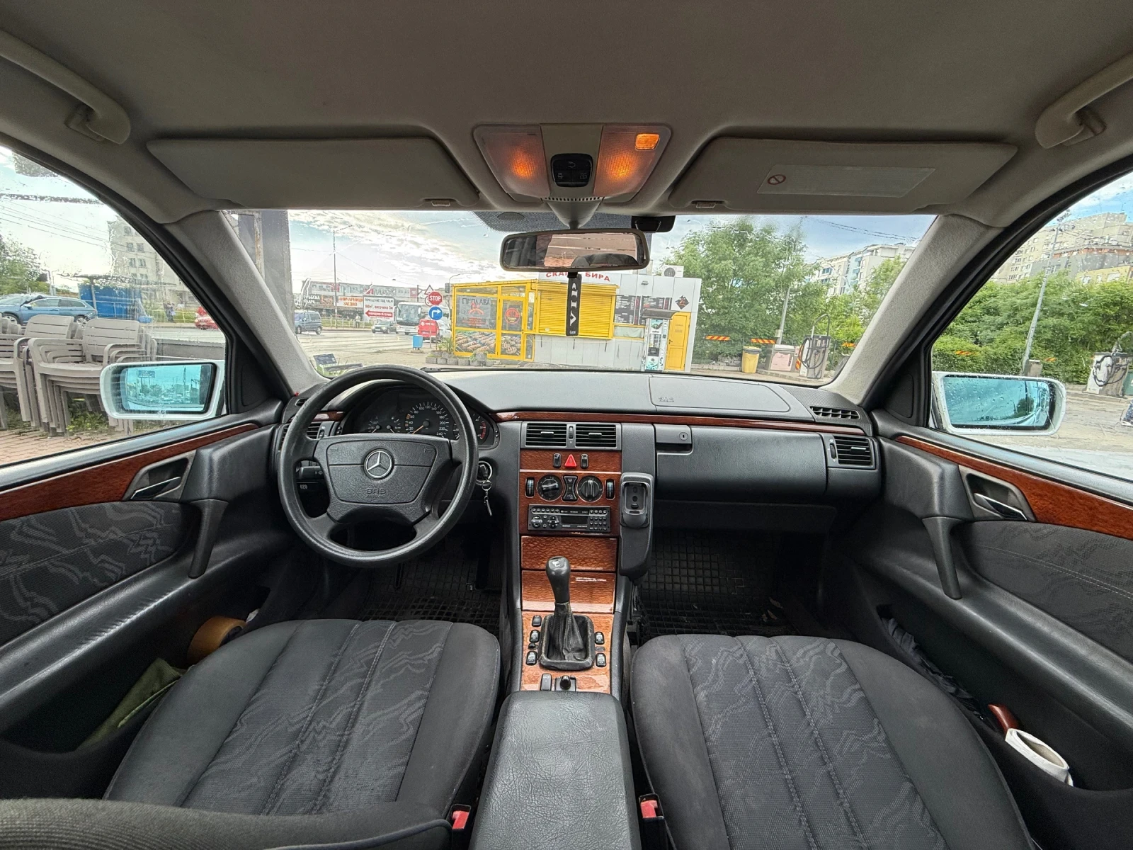 Mercedes-Benz E 220, снимка 5 - Автомобили и джипове - 54570420