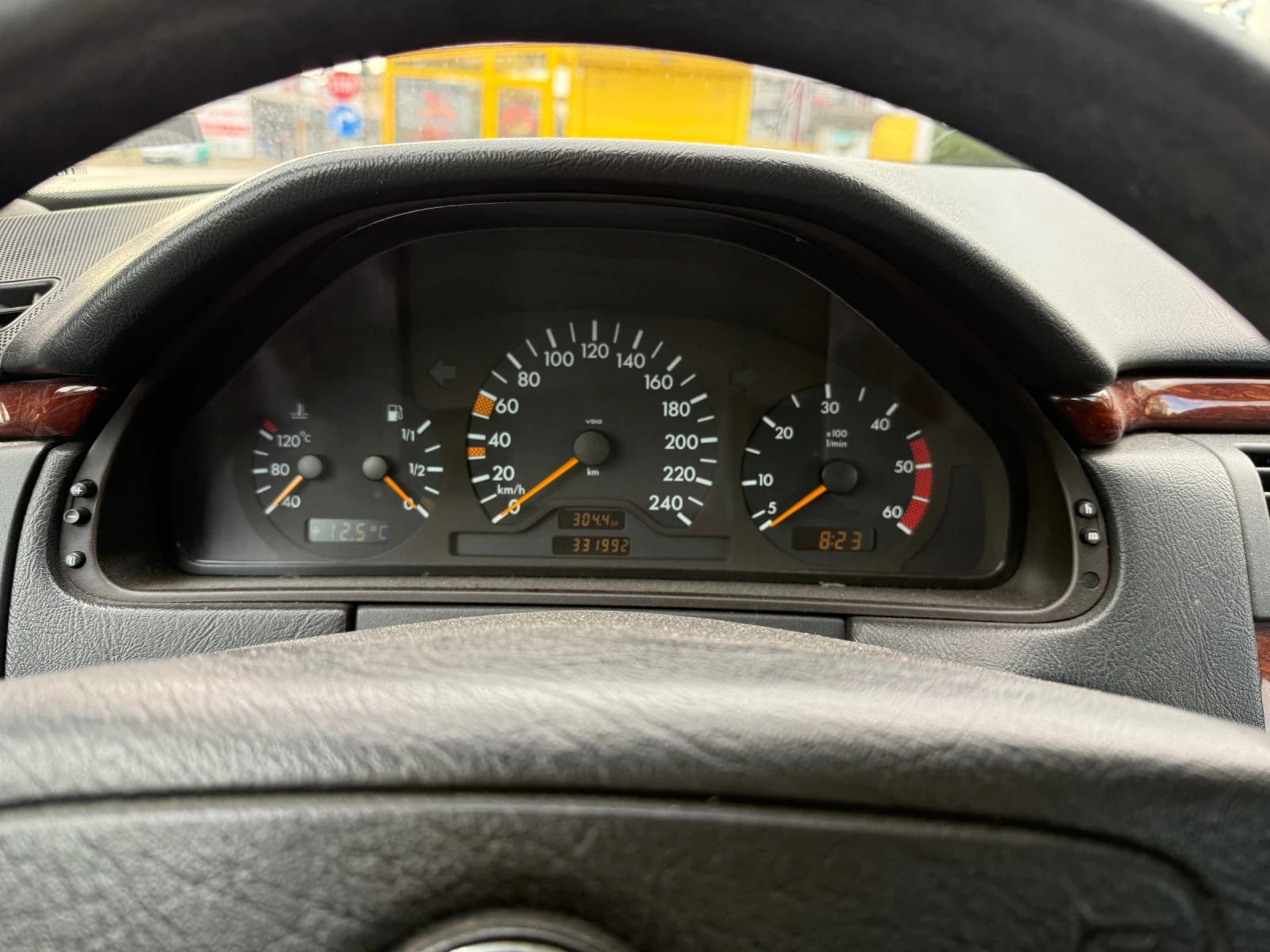 Mercedes-Benz E 220, снимка 8 - Автомобили и джипове - 54570420