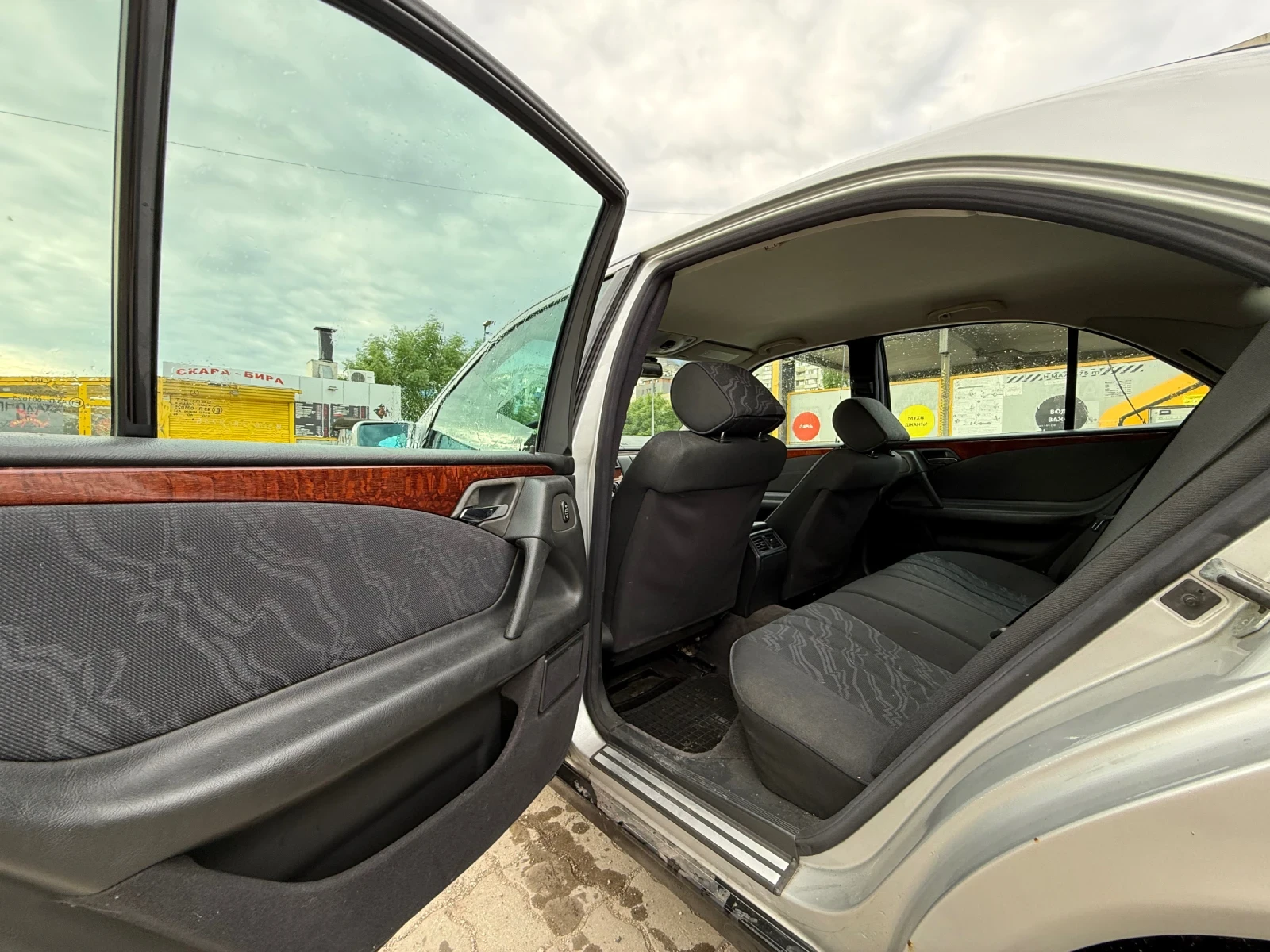 Mercedes-Benz E 220, снимка 7 - Автомобили и джипове - 54570420