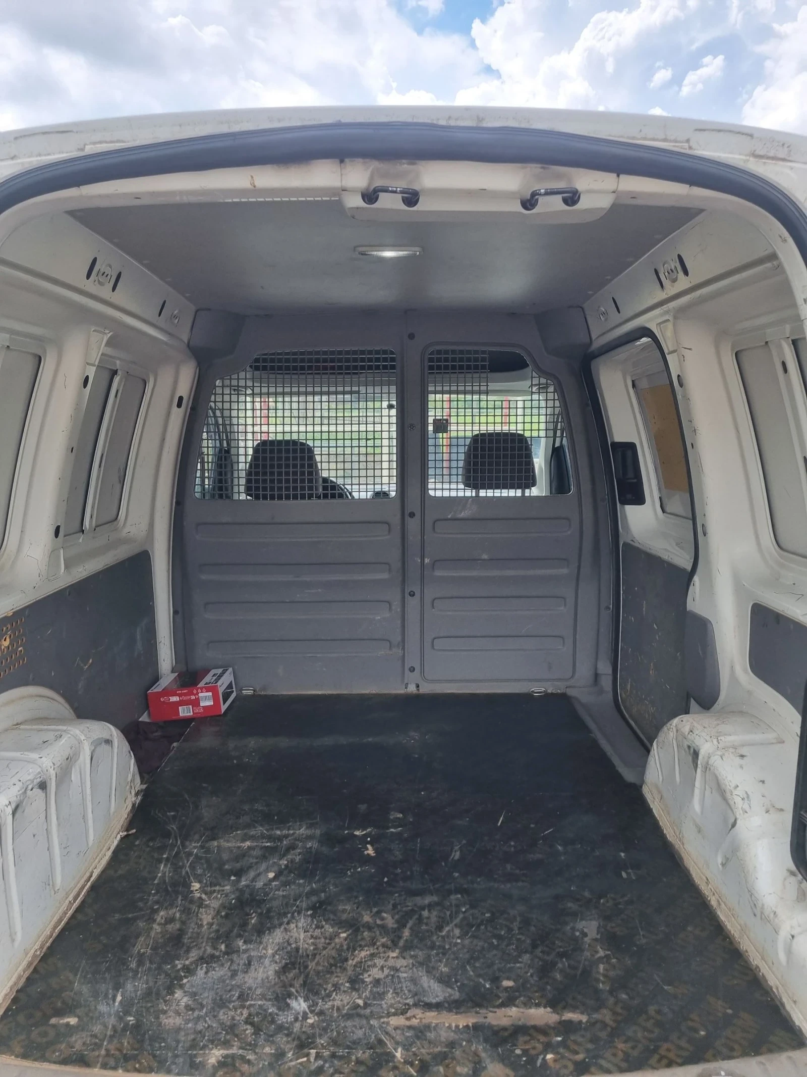 VW Caddy, снимка 8 - Автомобили и джипове - 54643916