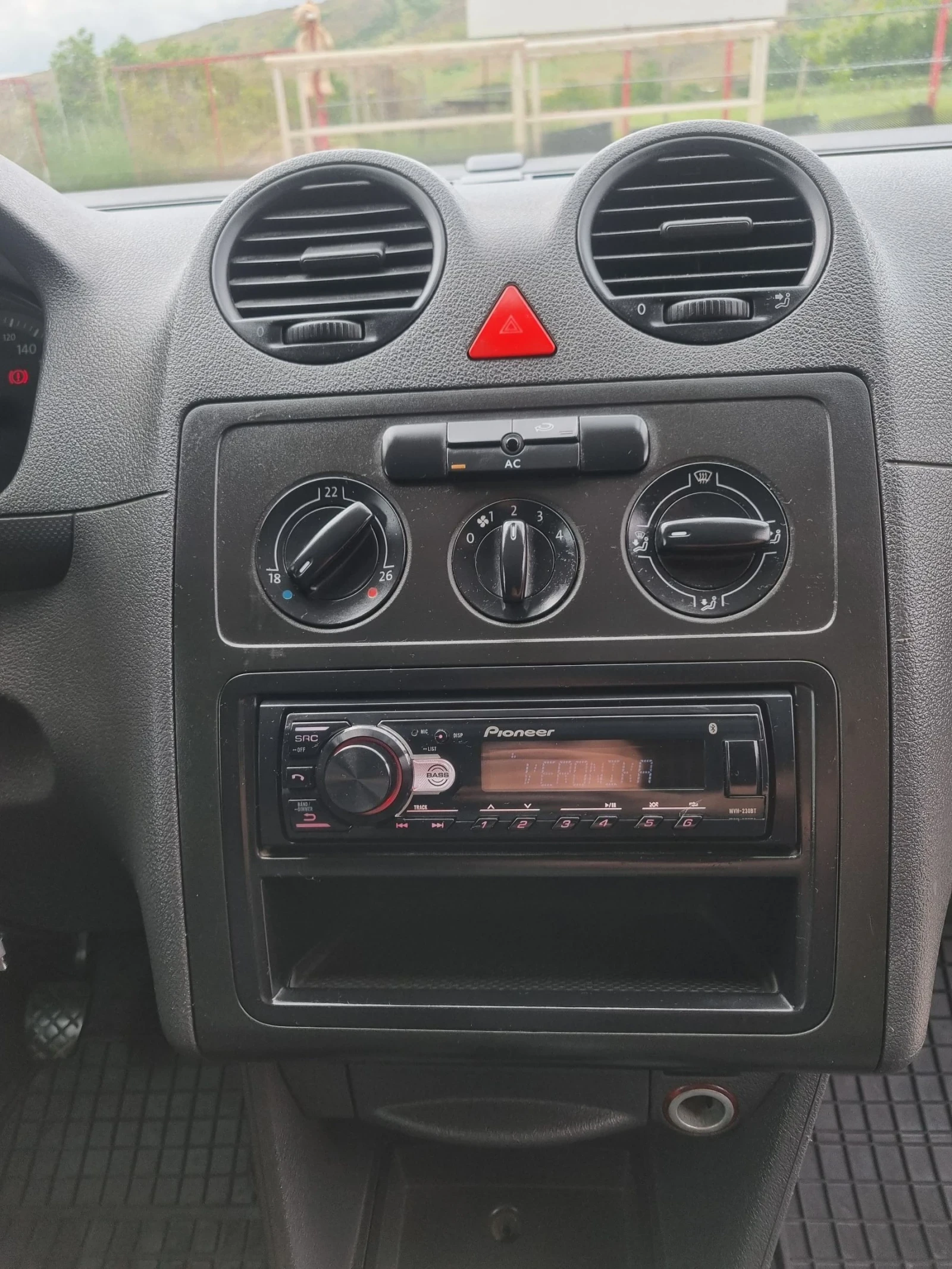 VW Caddy, снимка 13 - Автомобили и джипове - 54643916