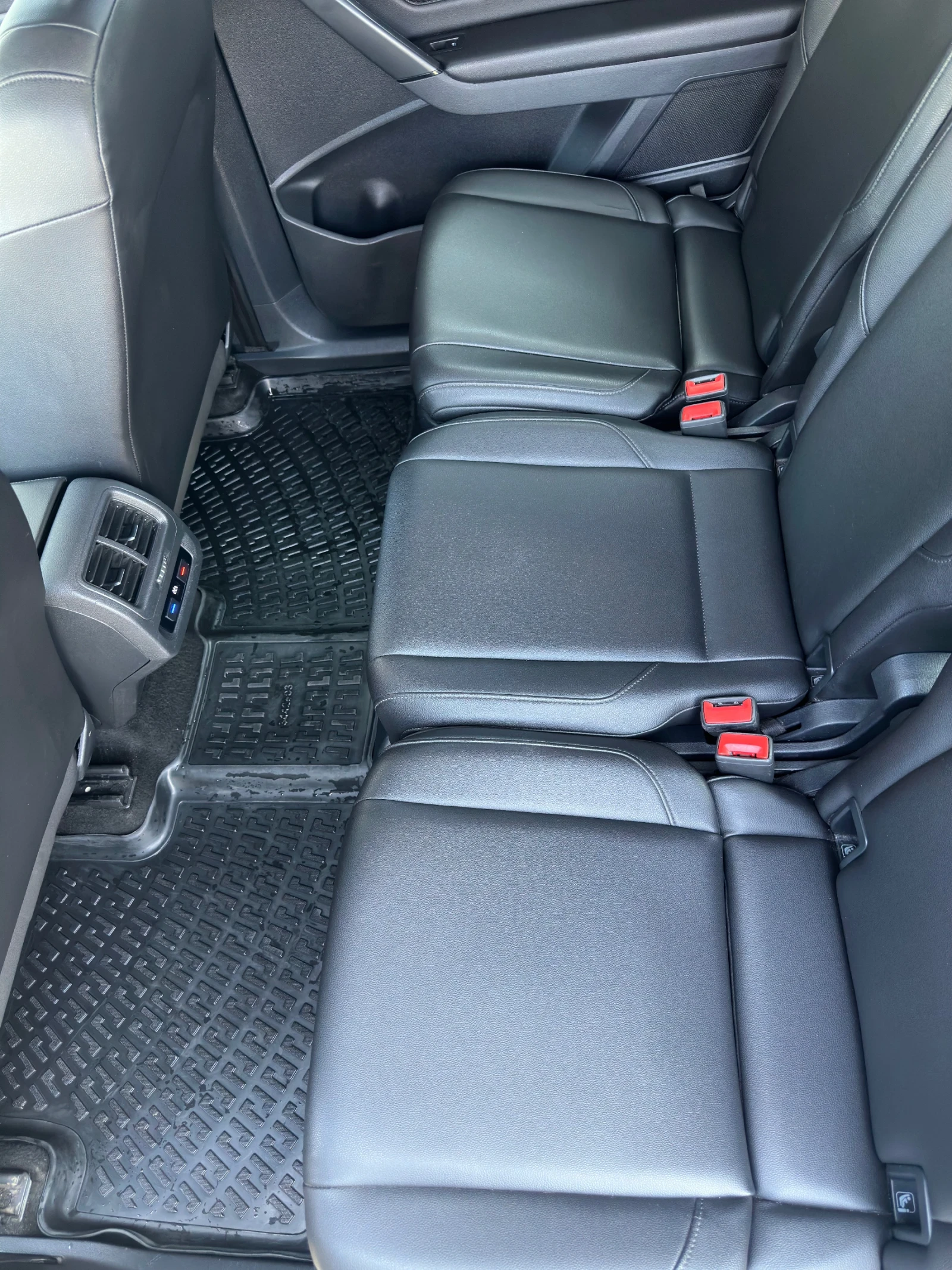 VW Touran 2.0 TDI 116 k.c. , снимка 8 - Автомобили и джипове - 55615111