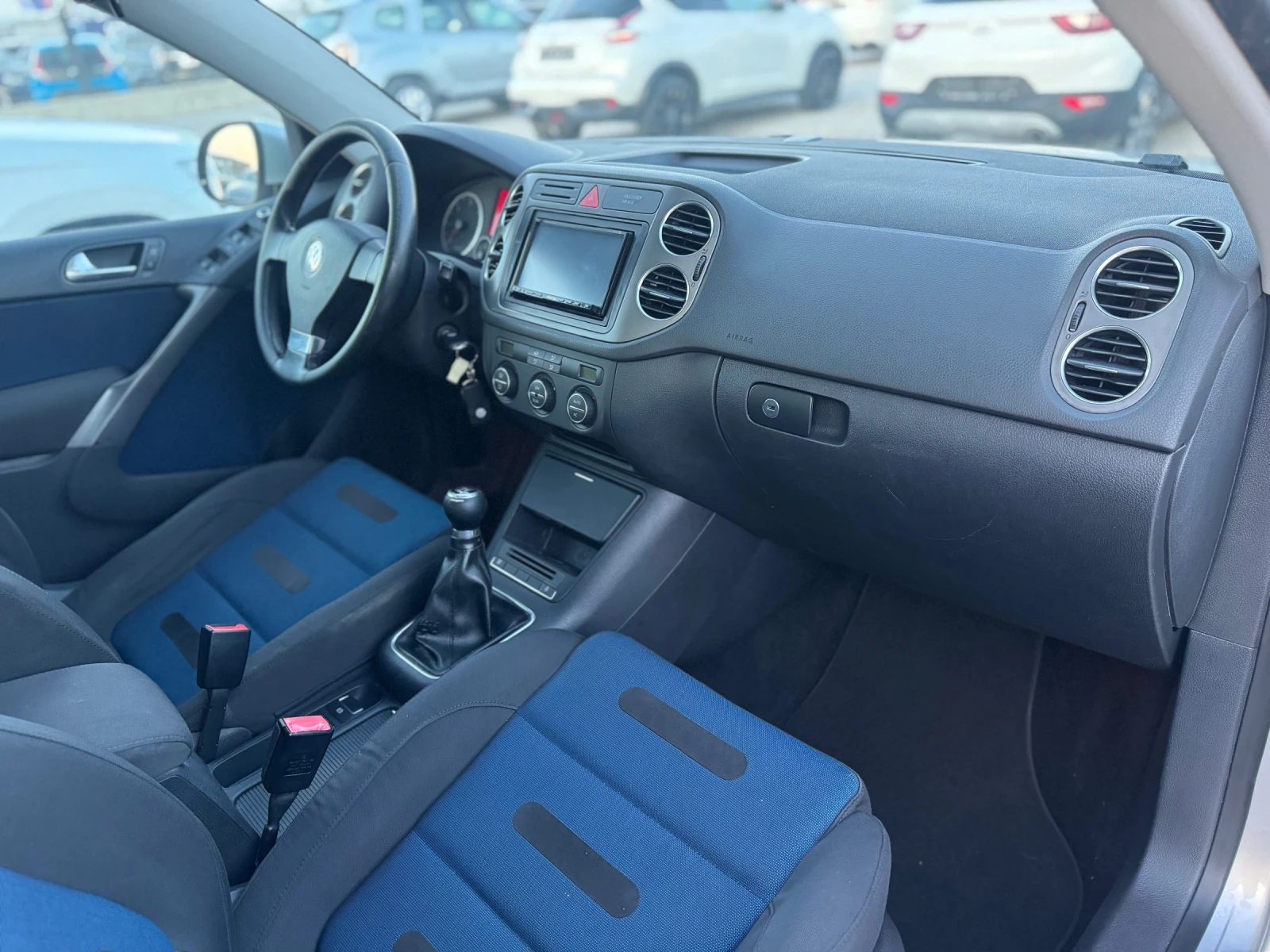 VW Tiguan 2.0TDI 4x4 , снимка 13 - Автомобили и джипове - 53769223