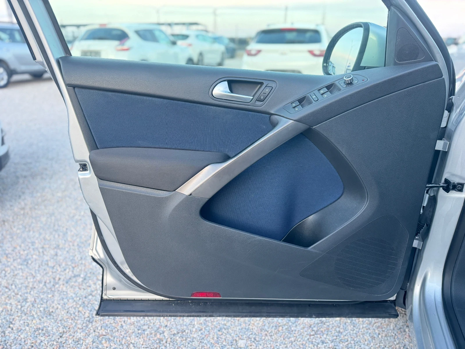 VW Tiguan 2.0TDI 4x4 , снимка 9 - Автомобили и джипове - 53769223