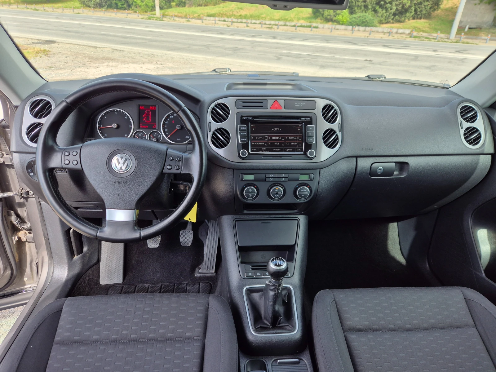 VW Tiguan 2.0TDI 4Motion, снимка 14 - Автомобили и джипове - 54549994