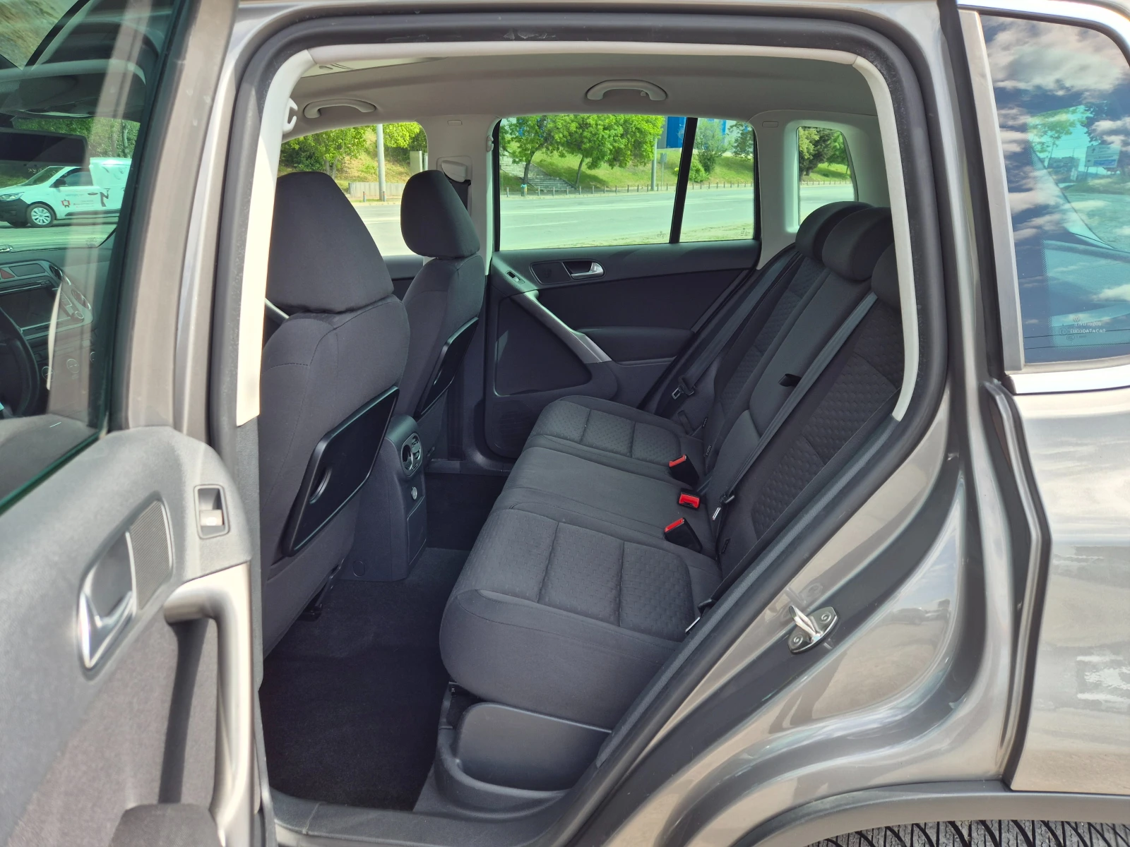 VW Tiguan 2.0TDI 4Motion, снимка 12 - Автомобили и джипове - 54549994