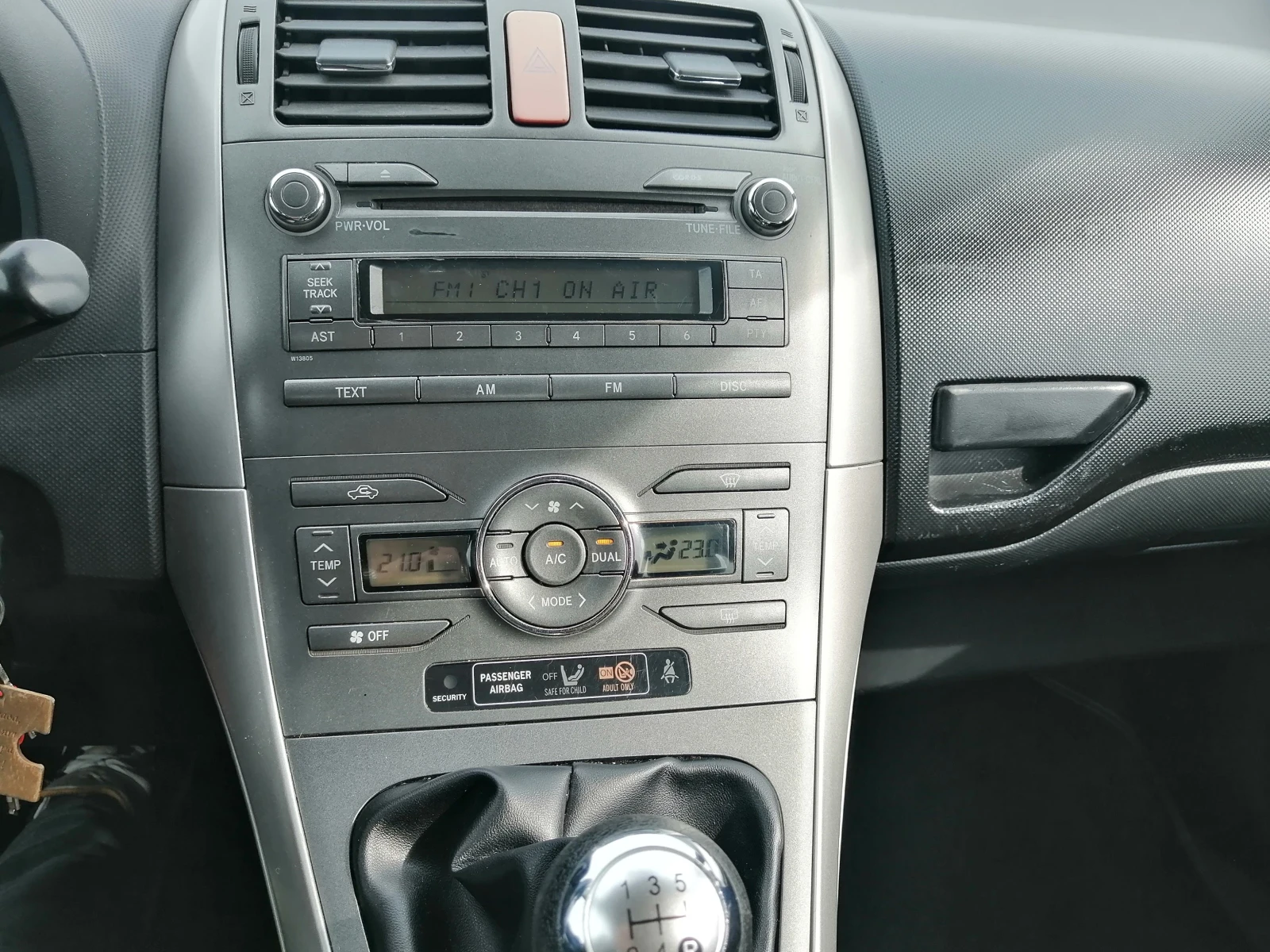 Toyota Auris 1.4, снимка 11 - Автомобили и джипове - 55082108