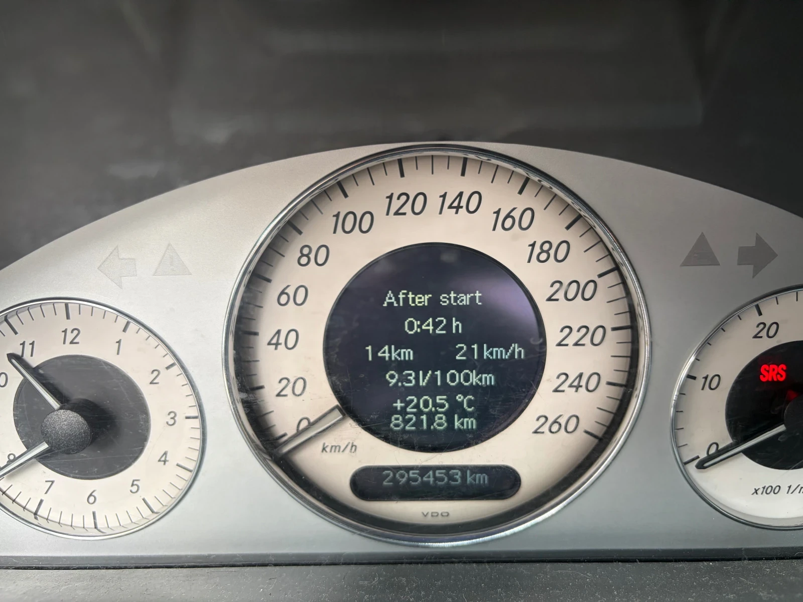 Mercedes-Benz E 220 Avangarde, снимка 2 - Автомобили и джипове - 55258179