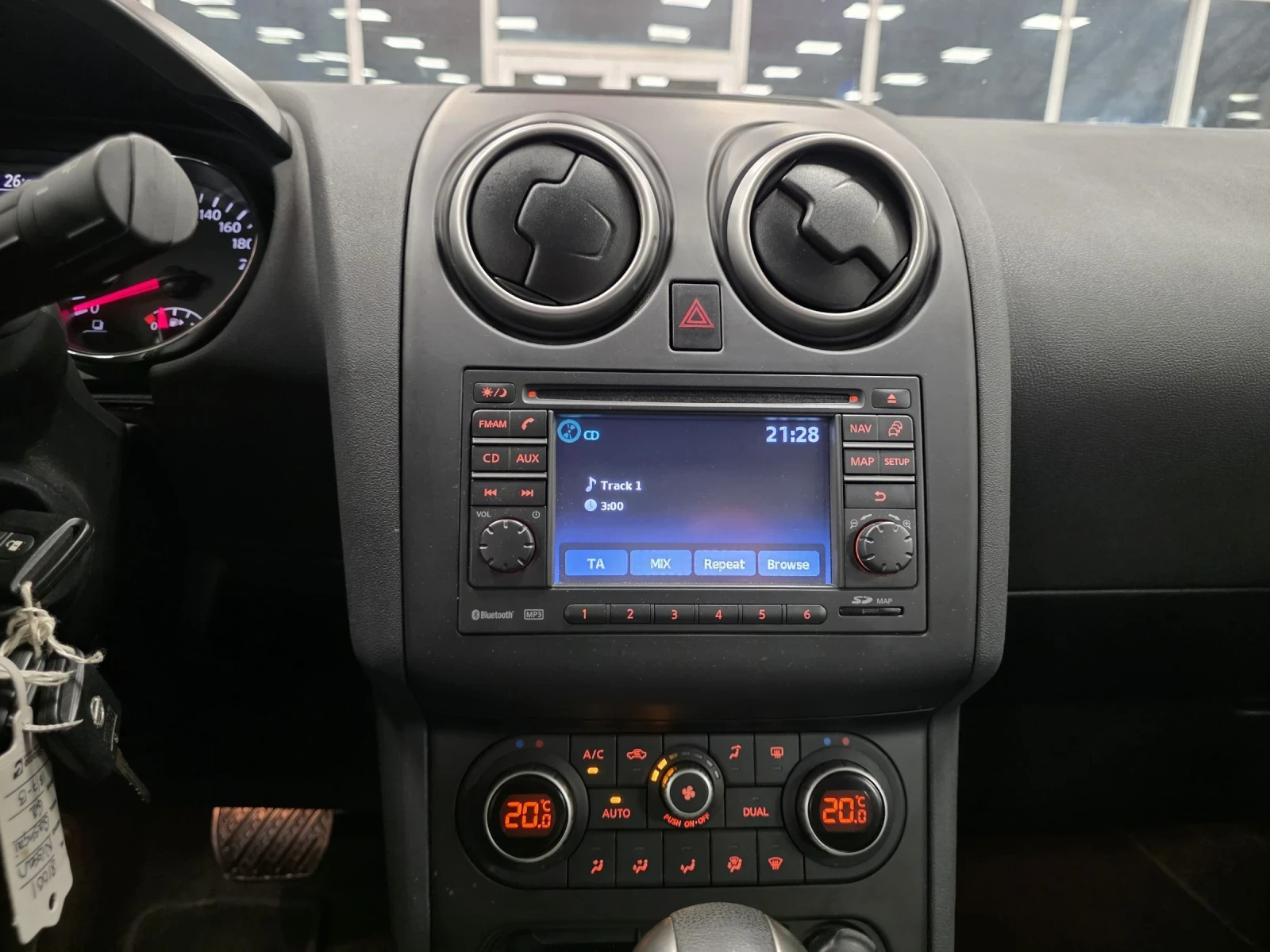 Nissan Qashqai 1.6 Бензин | Автоматик | Много запазен, снимка 9 - Автомобили и джипове - 54611610