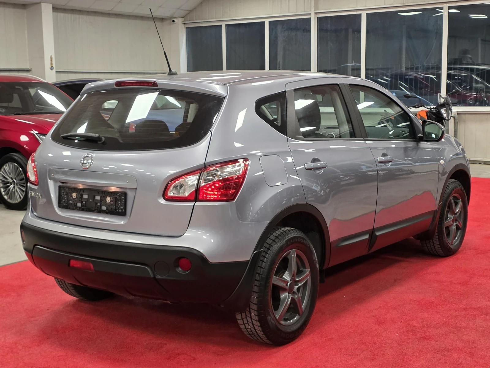 Nissan Qashqai 1.6 Бензин | Автоматик | Много запазен, снимка 6 - Автомобили и джипове - 54611610
