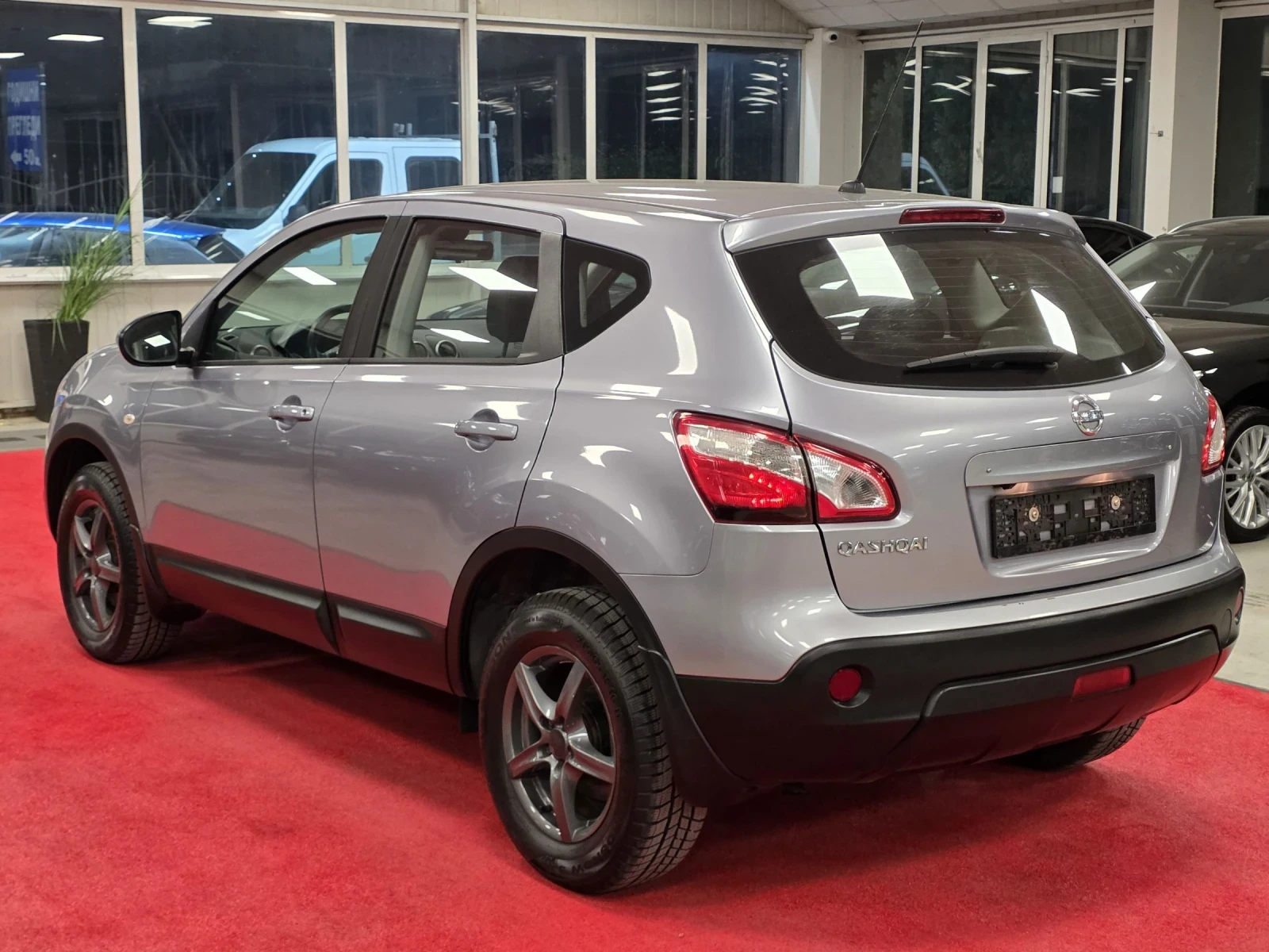 Nissan Qashqai 1.6 Бензин | Автоматик | Много запазен, снимка 4 - Автомобили и джипове - 54611610