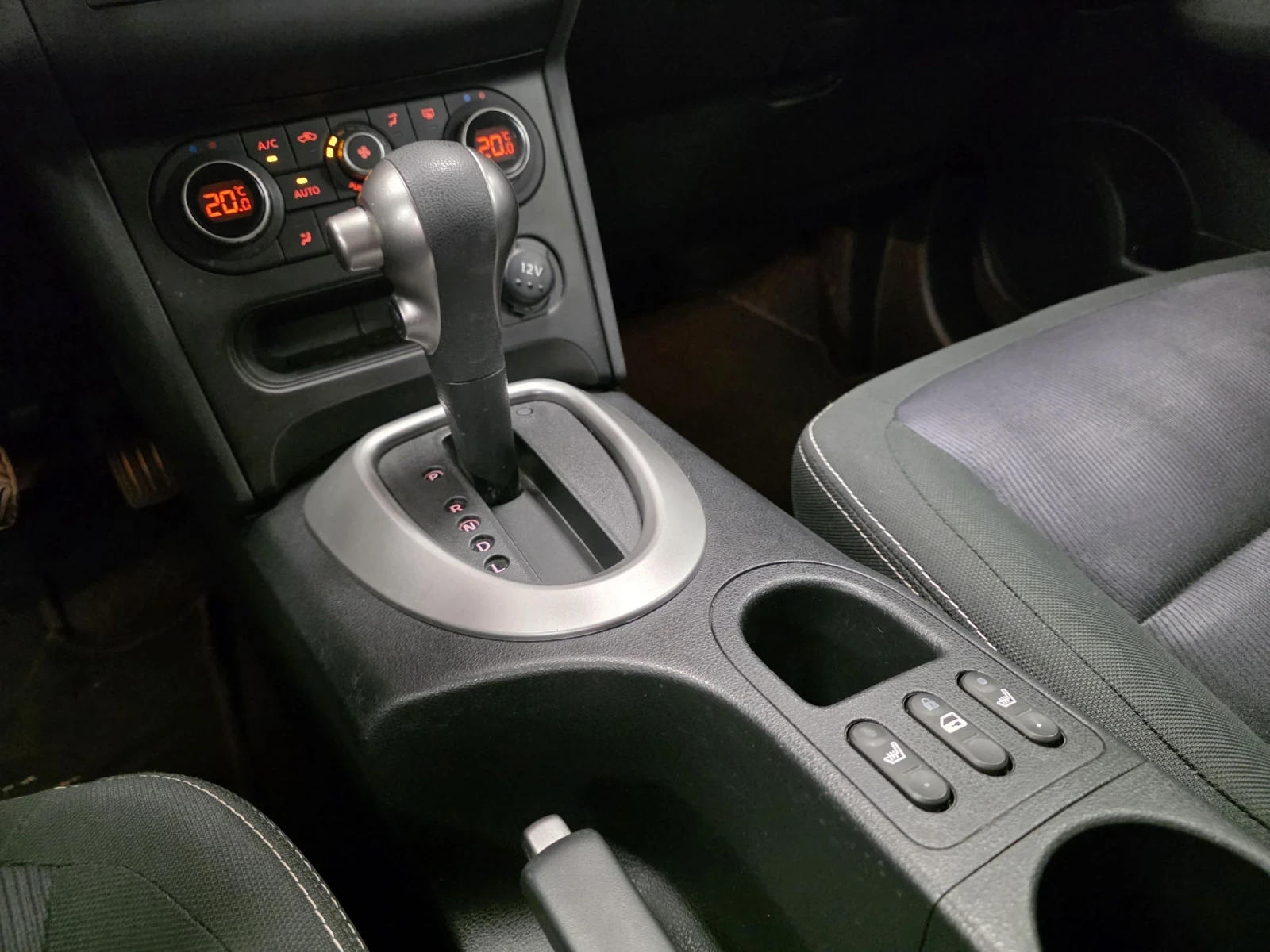 Nissan Qashqai 1.6 Бензин | Автоматик | Много запазен, снимка 10 - Автомобили и джипове - 54611610