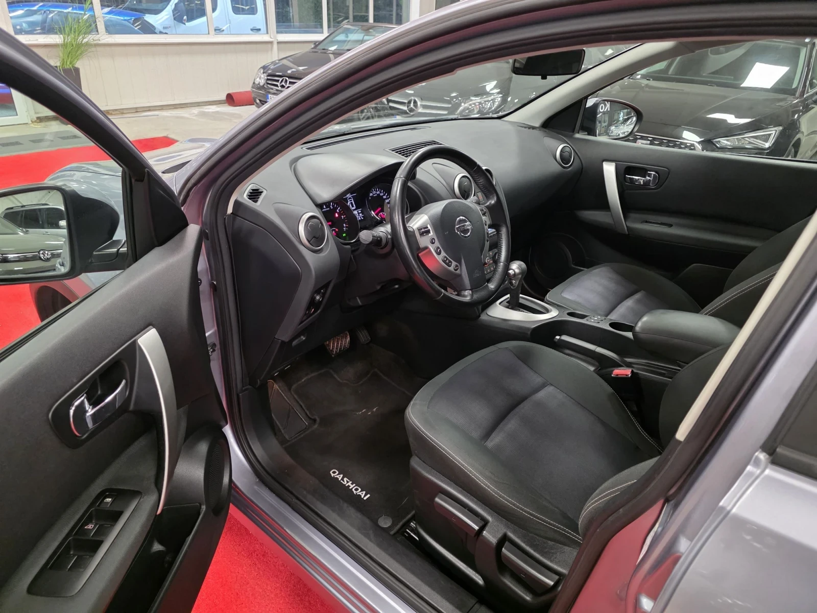 Nissan Qashqai 1.6 Бензин | Автоматик | Много запазен, снимка 11 - Автомобили и джипове - 54611610