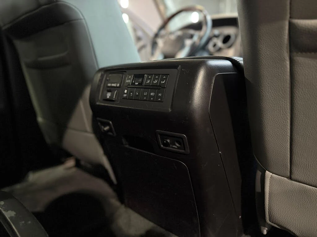 Toyota Sequoia PLATINUM* V8* JBL* ПОДГРЕВ* ОБДУХВАНЕ* КАМЕРА* 6+ , снимка 12 - Автомобили и джипове - 54658255