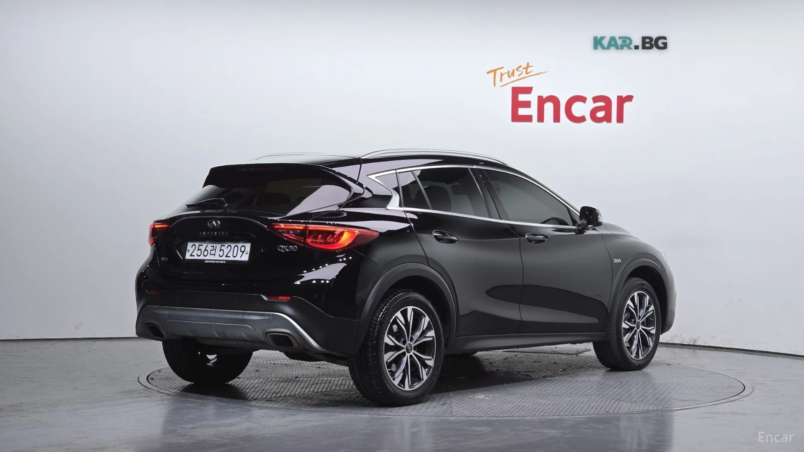 Infiniti QX30 * AWD* ПАНО* KEYLESS* Camera* ПОДГРЕВ* , снимка 2 - Автомобили и джипове - 55134170
