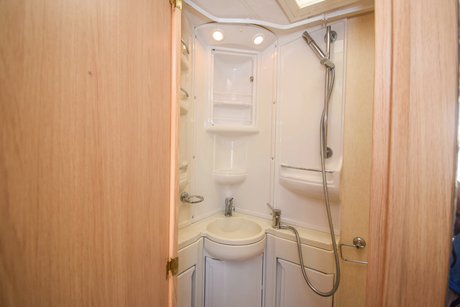 Каравана Coachmen Pastiche 420/2, снимка 16 - Каравани и кемпери - 55669890