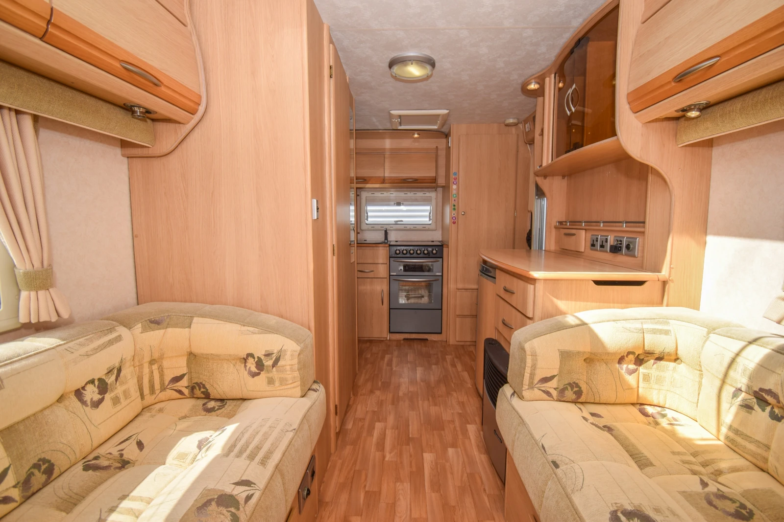 Каравана Coachmen Pastiche 420/2, снимка 15 - Каравани и кемпери - 55669890