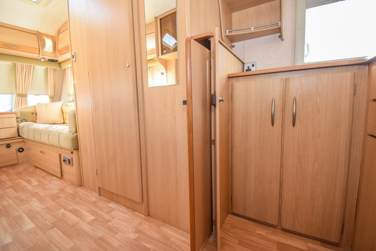 Каравана Coachmen Pastiche 420/2, снимка 11 - Каравани и кемпери - 55669890