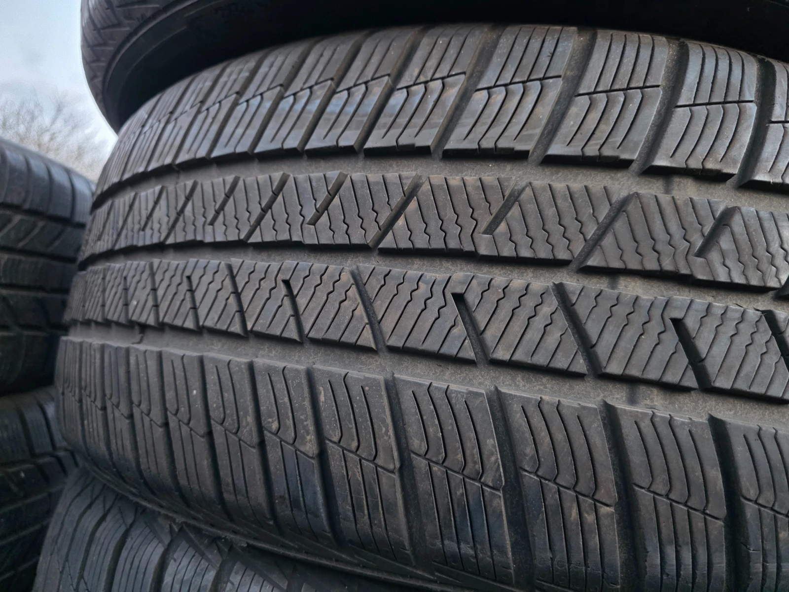 Гуми Зимни 235/50R19