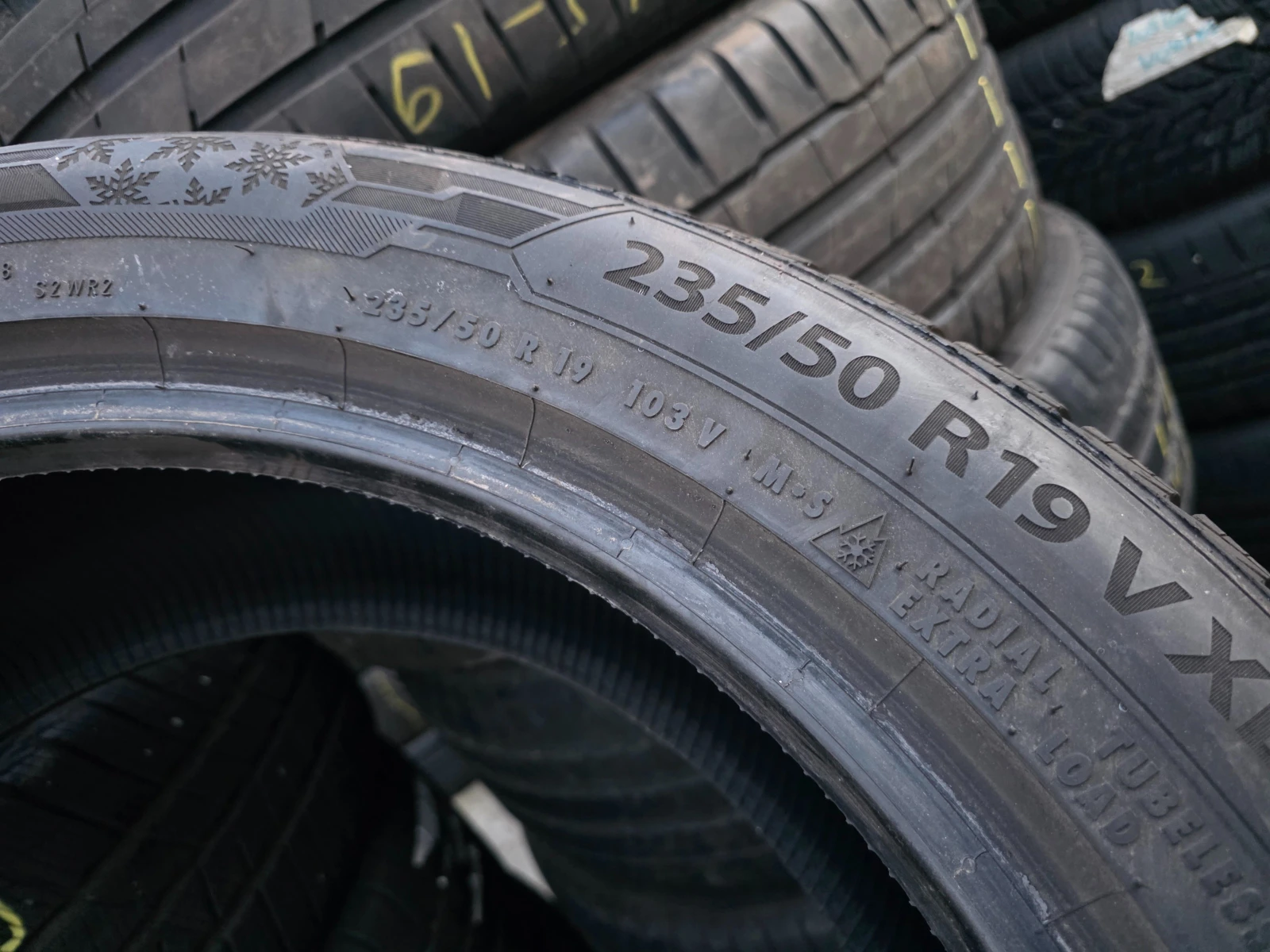 Гуми Зимни 235/50R19, снимка 11 - Гуми и джанти - 53961779