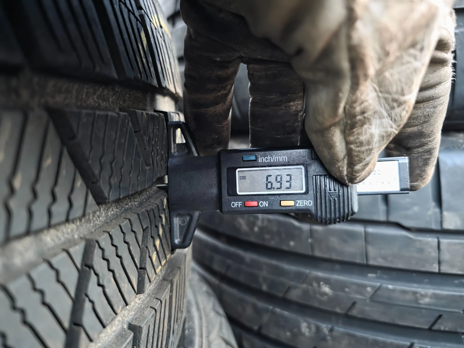 Гуми Зимни 235/50R19, снимка 7 - Гуми и джанти - 53961779