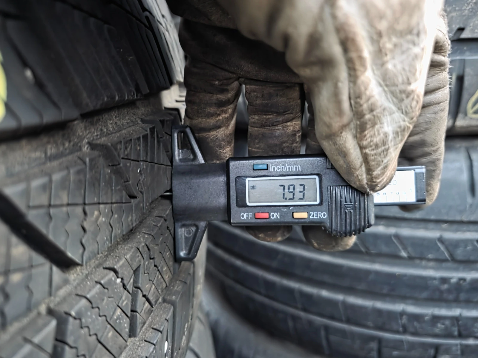 Гуми Зимни 235/50R19, снимка 6 - Гуми и джанти - 53961779