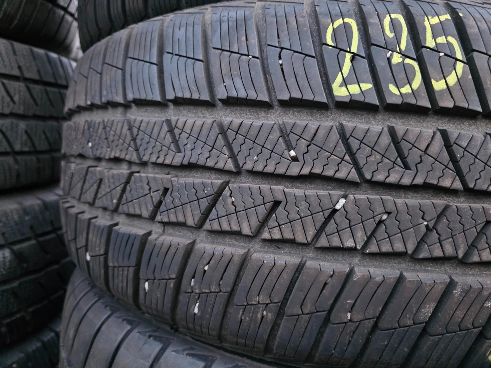 Гуми Зимни 235/50R19, снимка 4 - Гуми и джанти - 53961779