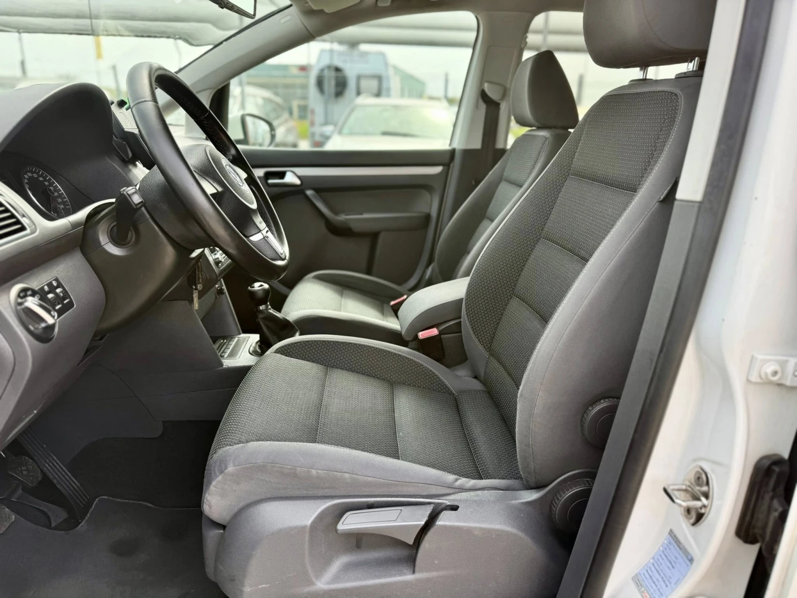 VW Touran 2.0 6-скорости, снимка 9 - Автомобили и джипове - 54217292