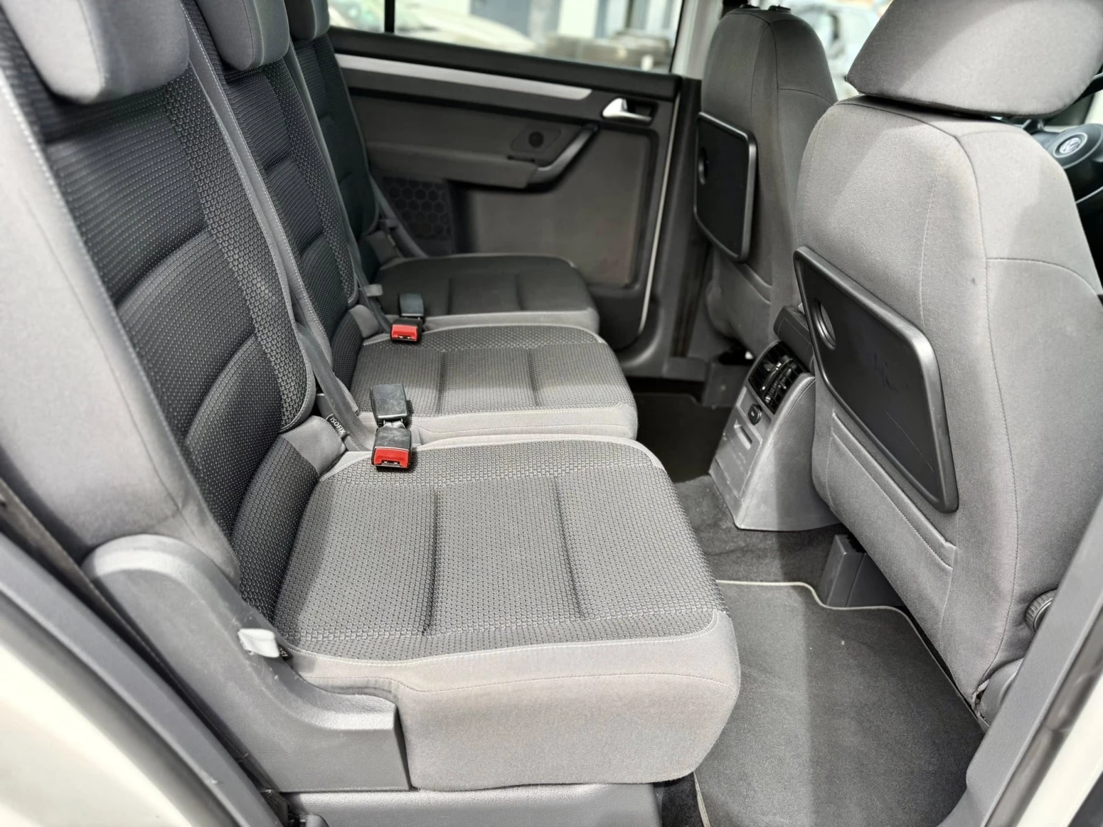 VW Touran 2.0 6-скорости, снимка 14 - Автомобили и джипове - 54217292