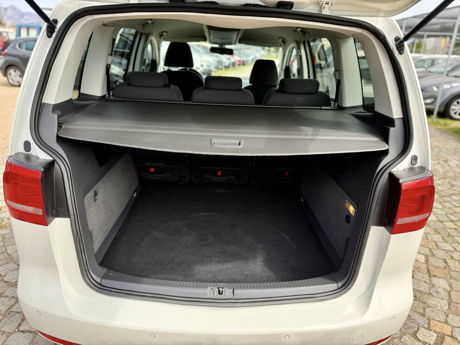 VW Touran 2.0 6-скорости, снимка 16 - Автомобили и джипове - 54217292